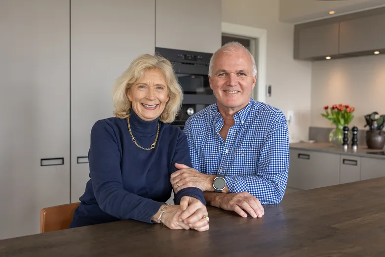 Ett par i kläder i blåa nyanser