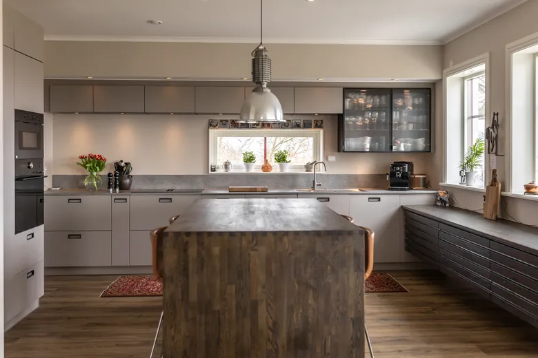 Köksö i mörkt trä