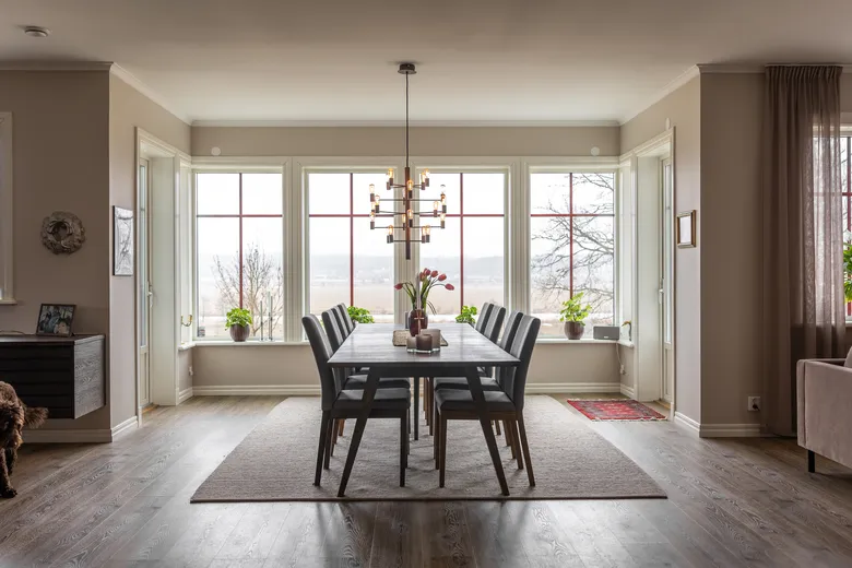 Matsal med stora fönster mot öppet landskap