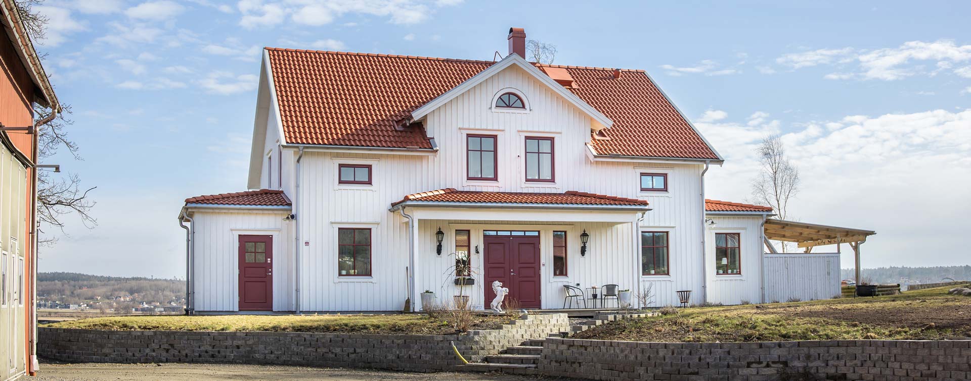 Byggde ett klassiskt lösvirkeshus på gammal hästgård