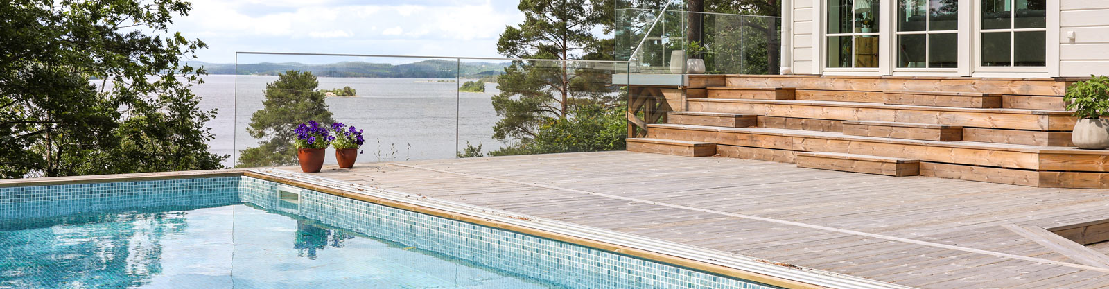 Från sommarstuga till nybyggt lösvirkeshus med pool vid Mjörn