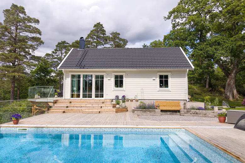 Poolen framför huset