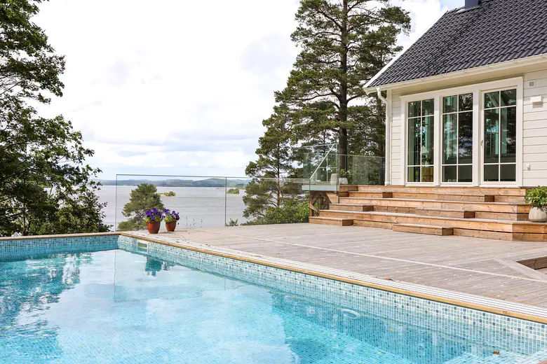 Poolen och utsikt över Mjörn