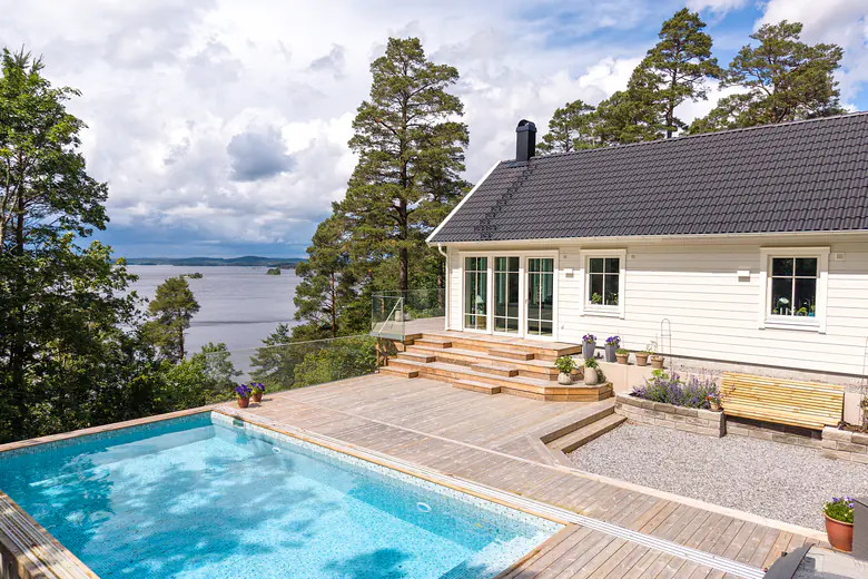 Översikt med huset och poolen
