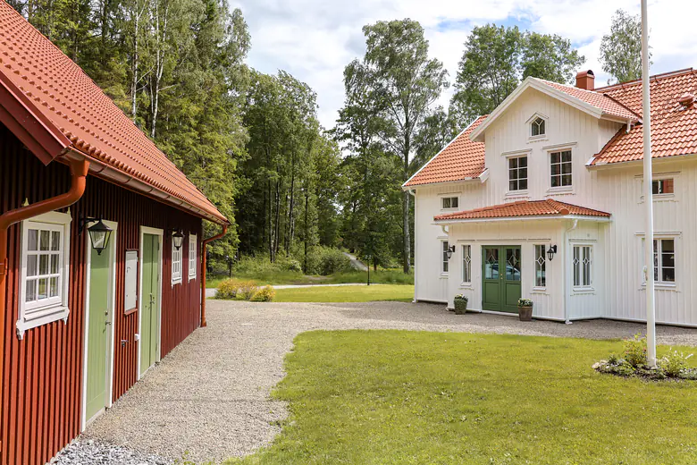 Huset och garaget på gårdsplanen