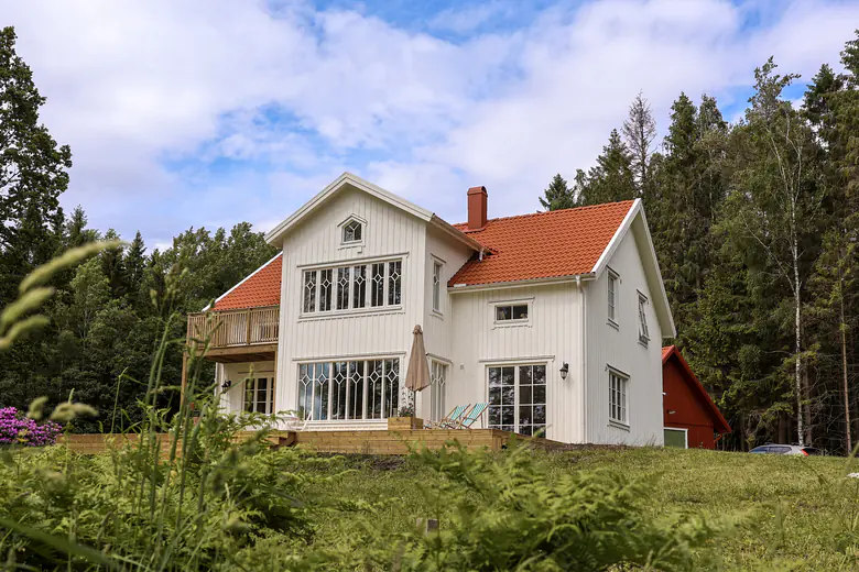 Klassiska trähuset utifrån.