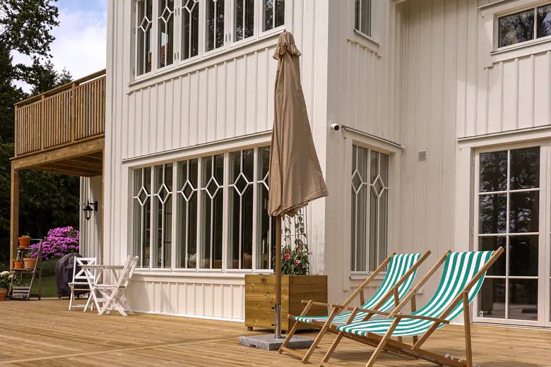 Altan och solstolar framför huset