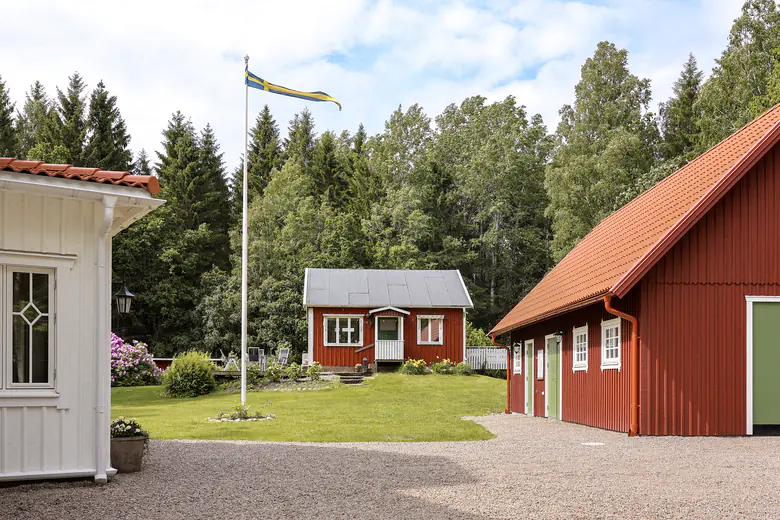 Röda stugor på tomten