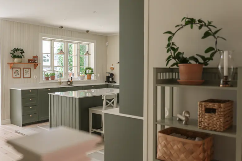 Blickar bort mot köket