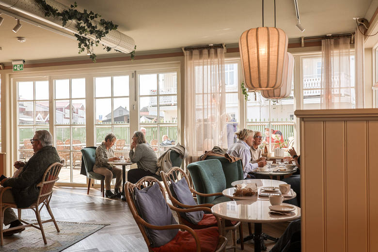 Folk i caféet